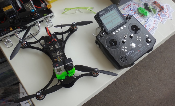 dron a vysílačka pr jeho řízení