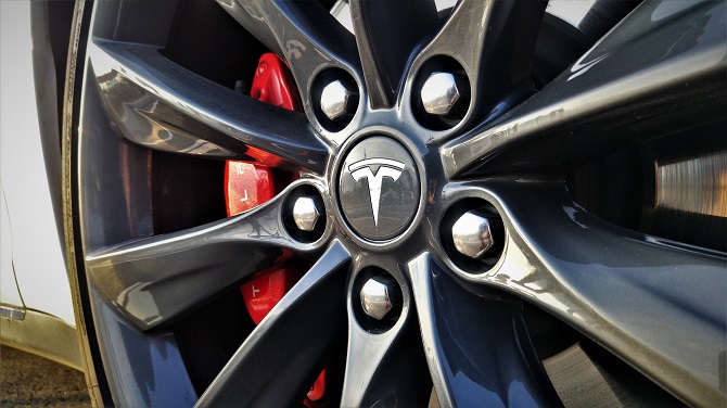 Kolo se znakem automobilky Tesla