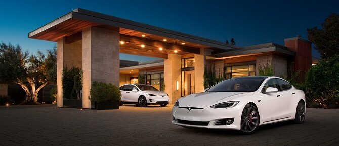elektromobily Tesla zaparkované před domem