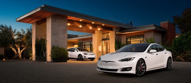 elektromobily Tesla zaparkované před domem
