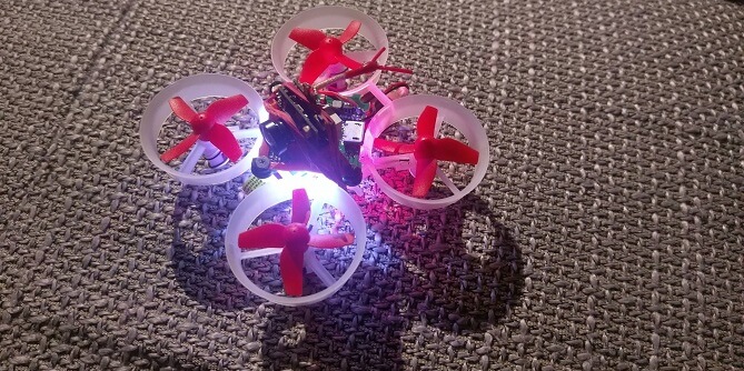 závodní dron Tiny Whoop