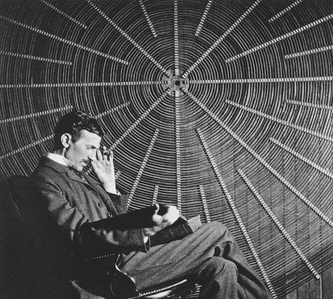 Nikola Tesla přemýšlí.