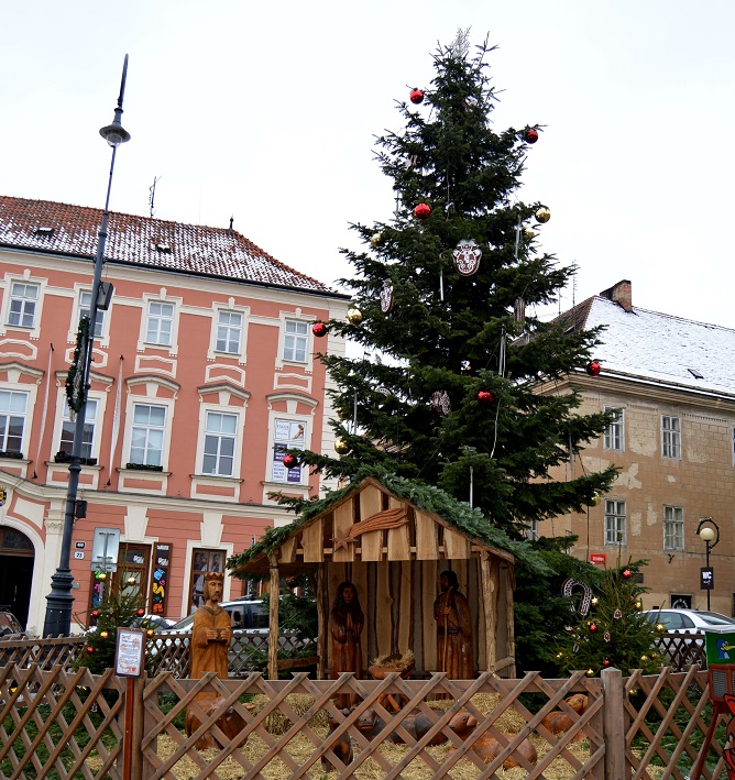 vánoční strom a dřevěný betlém ve Znojmě