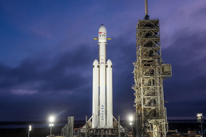 Falcon Heavy na startovací rampě na mysu Canaveral