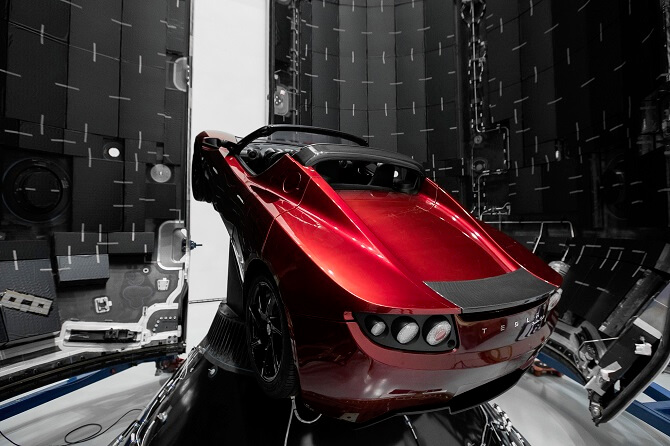 Tesla Roadster uvnitř rakety Falcon Heavy