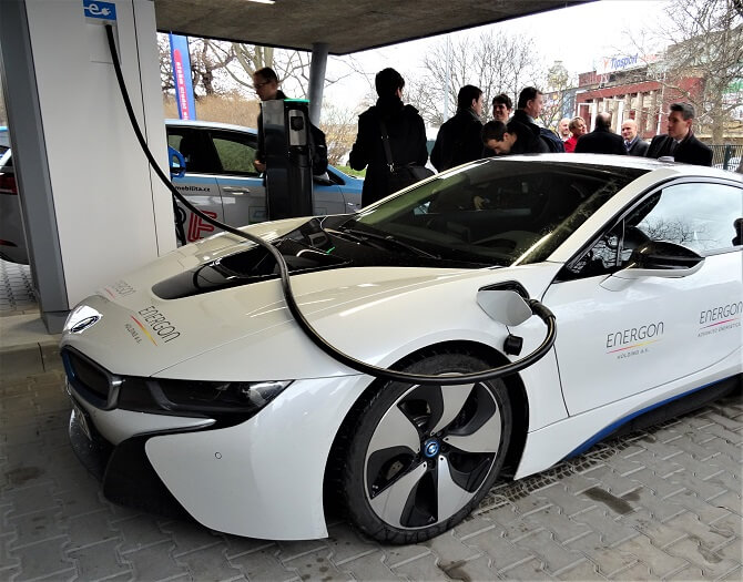 nabíjení elektromobilu u nabíjecí stanice PRE v pražských Holešovicích