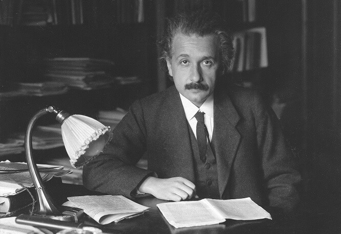 Albert Einstein za pracovním stolem