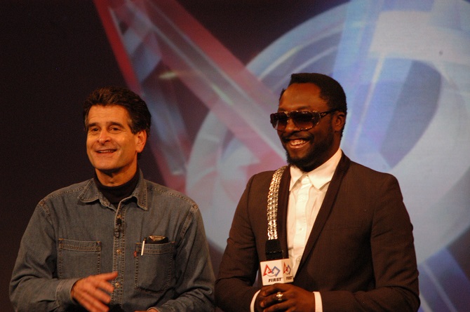 Dean Kamen a zpěvák Will.i.am při představení organizace FIRST