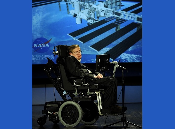 Stephen Hawking na přednášce k 50. narozeninám NASA