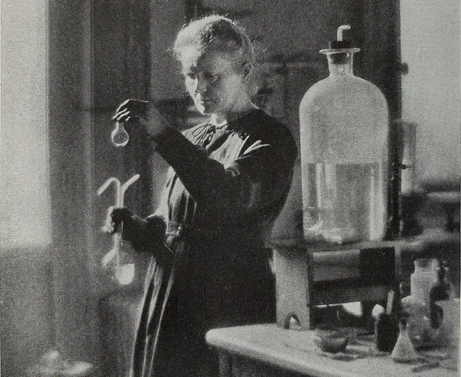 Marie Curie-Skłodowská při bádání