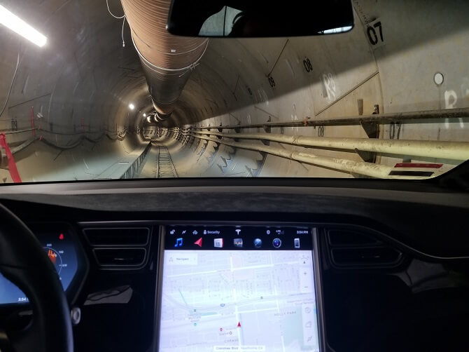 Tesla v tunelu vykopaném Boring Company