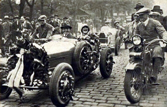Československá závodnice Eliška Junková při ceremoniálu během závodu Targa Florio v roce 1928.