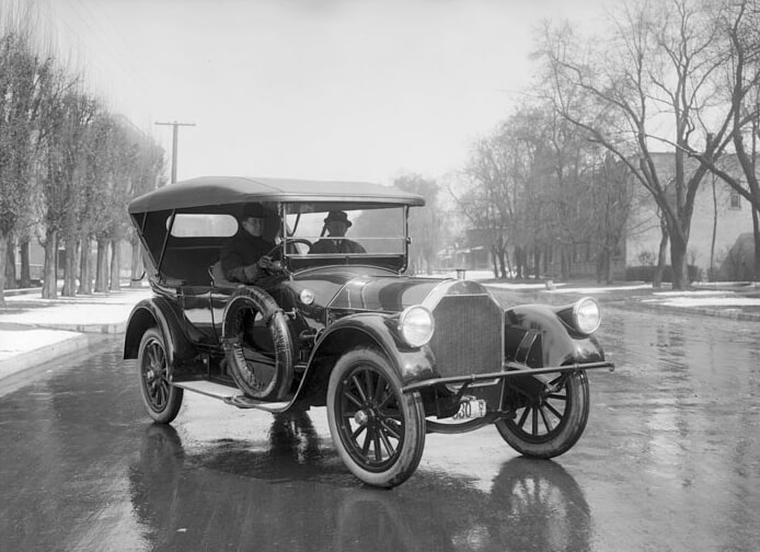 automobil Pierce-Arrow z roku 1915