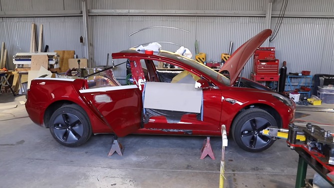 začátek přeměny Tesla Model 3 na elektrický pickup Truckla