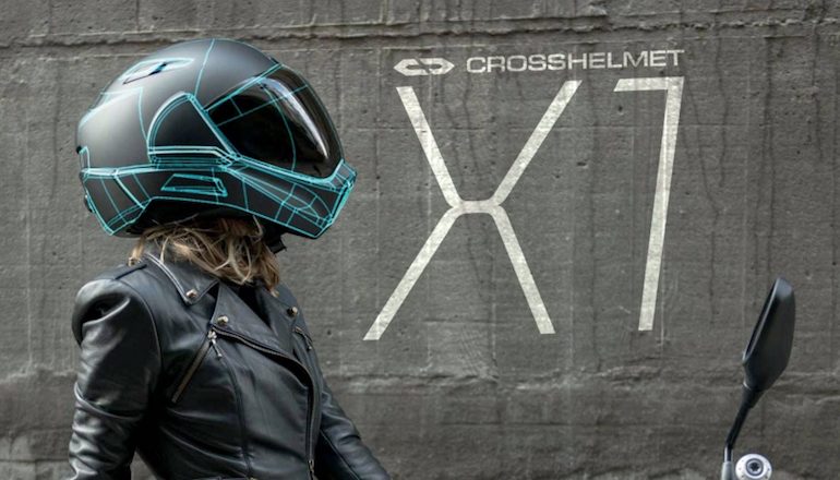 Helma CrossHelmet na hlavě krásné motorkářky.