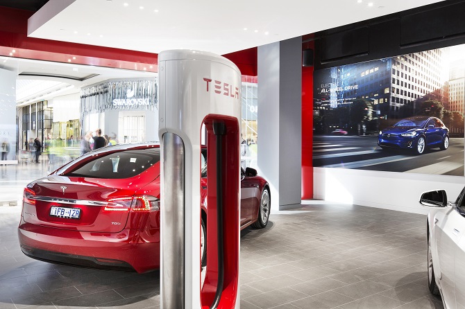 Supercharger v showroomu Tesla Motors.