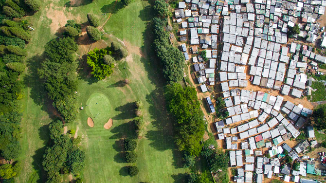 Golfové hřiště, které nese jméno Papwy Sewgoluma, jihoafrického golfisty indického původu, se nachází na dostřel od chudinské čtvrti.