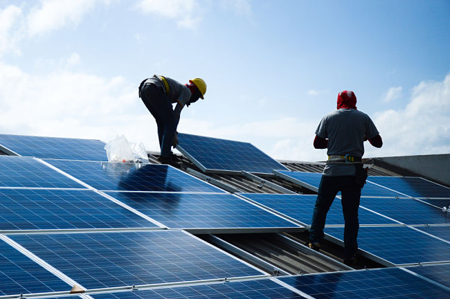 Ideální místo na instalaci jak fotovoltaických, tak fototermických panelů je na střeše domu.