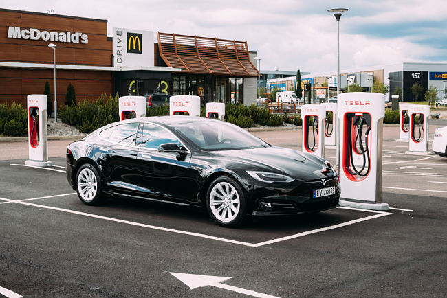 Elektromobil Tesla u nabíječky ve Švédsku.