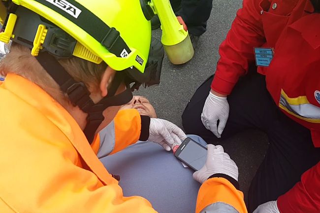 V neočekávané situaci pak stačí, když zachránce přiloží do těsné blízkosti čipu svůj mobilní telefon.