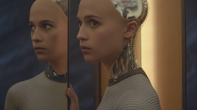 Alicia Vikander ve snímku Ex Machina.