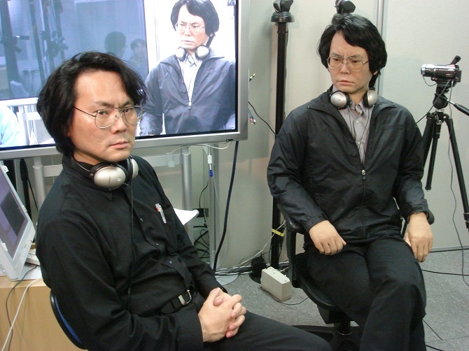 Hiroshi Ishiguro se svým robotickým klonem.