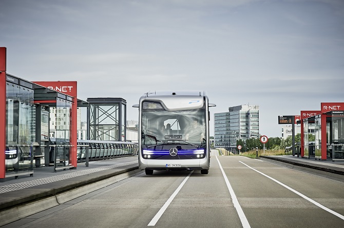 V autobusu prozatím nechybí řidič, který dohlíží na hladký provoz.