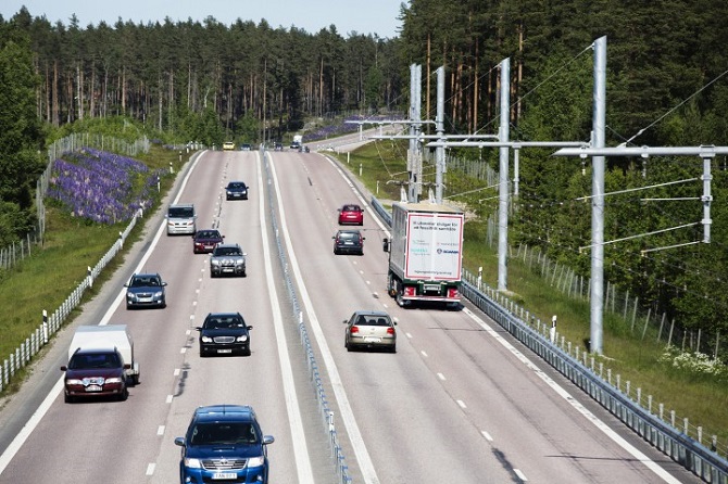 Objeví se elektrifikované silnice i v Česku?