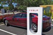 Přestaňte zneužívat rychlonabíječky, naštvala Tesla majitele elektromobilů dopisem