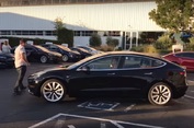 Tesla Model 3: Netrpělivě očekávaný elektromobil pro masy poprvé vyjel do ulic