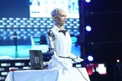 Robotka s umělou inteligencí Sophia získala občanství v Saúdské Arábii