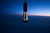 LED žárovku s výjimečným designem testovali vysoko nad oblaky. Jak to dopadlo?