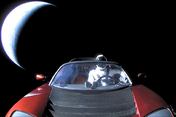 Tesla Roadster: Fiasko v pořadu Top Gear i let do vesmíru, co dalšího zažilo slavné auto?