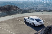První elektrický sporťák od Porsche se začne vyrábět příští rok. Jmenuje se Taycan