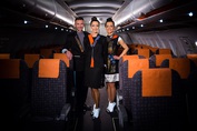 Personál easyJet bude zářit. Výroční hi-tech uniformy ozdobí LED diody