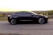 Tesla novinky: Impérium Elona Muska chystá novou továrnu a čelí první ráně