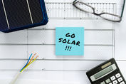 Oslabující koruna zdražuje fotovoltaiku. S pořízením proto neotálejte, tvrdí expert E.ONu