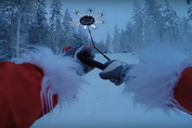 Santa Claus jde s dobou: Casey Neistat letos nahradil stádo sobů dronem