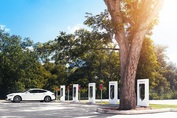 Konečně v Česku! Tesla na dálnici D1 spustila první šestistojanový Supercharger