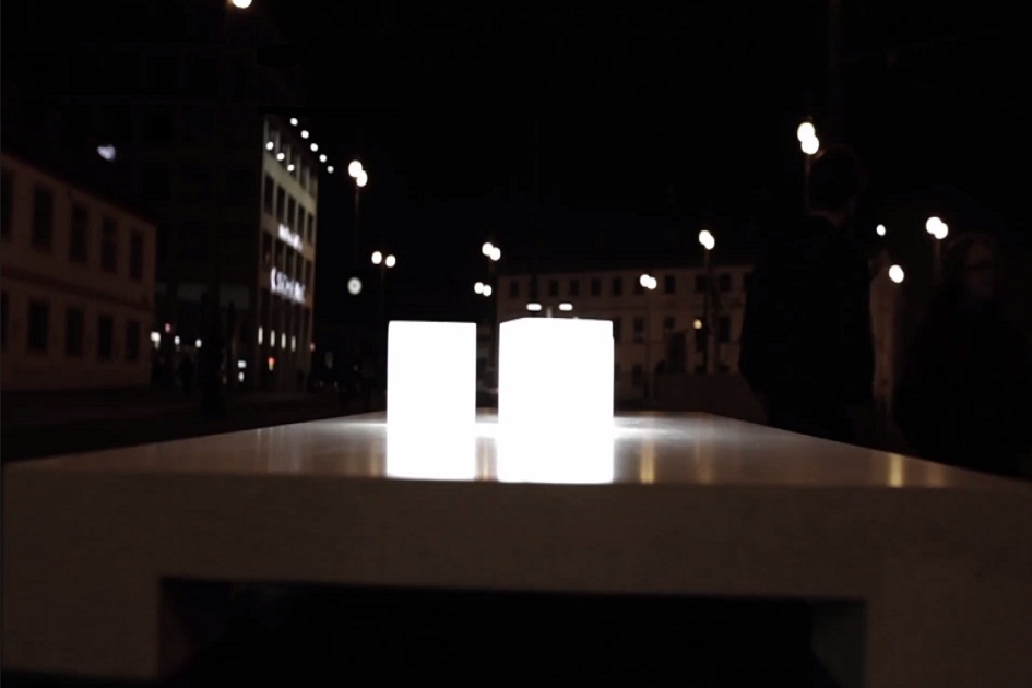 Bezdrátový přenos elektrické energie: Podívejte se, co dokáže stolek z betonu