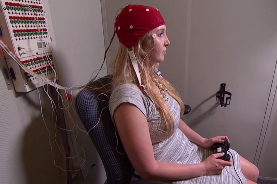 Nový vynález: Elektrická čepice pomáhá lidem myslet a opicím hrát poker