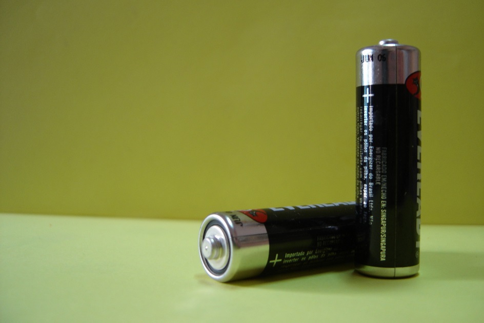 Chcete snadno a rychle poznat starou tužkovou baterii od nové? Hoďte ji na zem