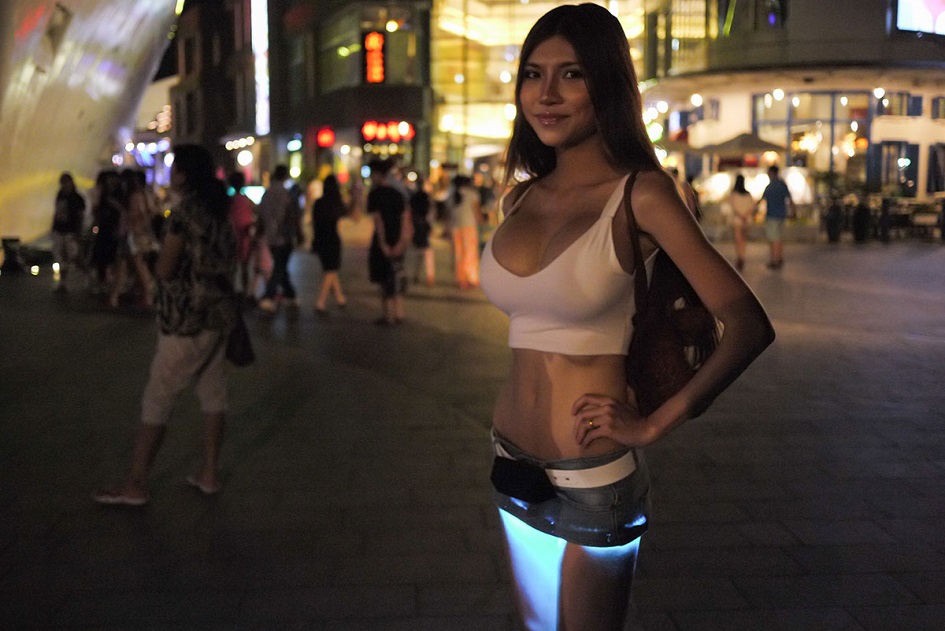 LED podsvícené oděvy: Bude koukání pod sukně jednodušší díky japonské módní novince?