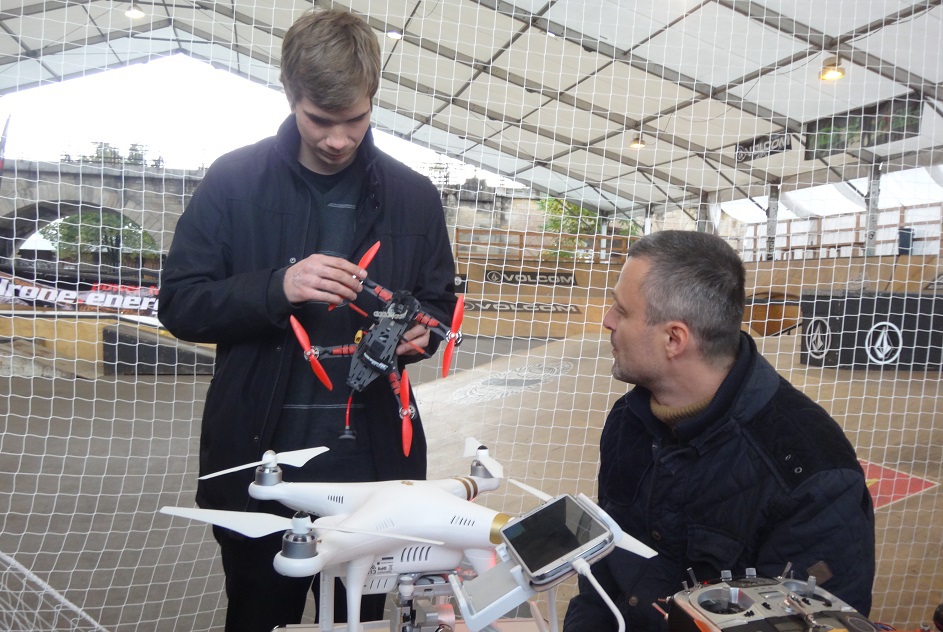 FOTO+VIDEOČLÁNEK: Podívejte se, jak létající drony zamotaly hlavy Pražanům