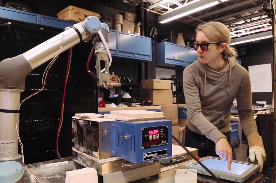 Robot se učí od člověka, jak zpracovávat sklo