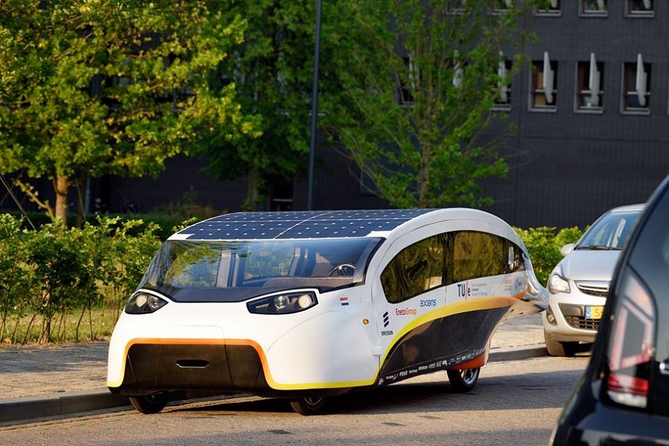 Budoucnost osobní přepravy? Rodinné auto Stella Vie jezdí čistě na solární energii