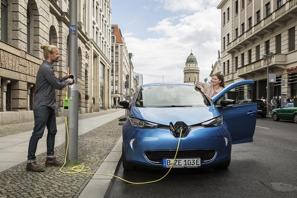 Nabíjení elektromobilů z pouličních lamp: Brzy si ho vyzkoušejí v Londýně