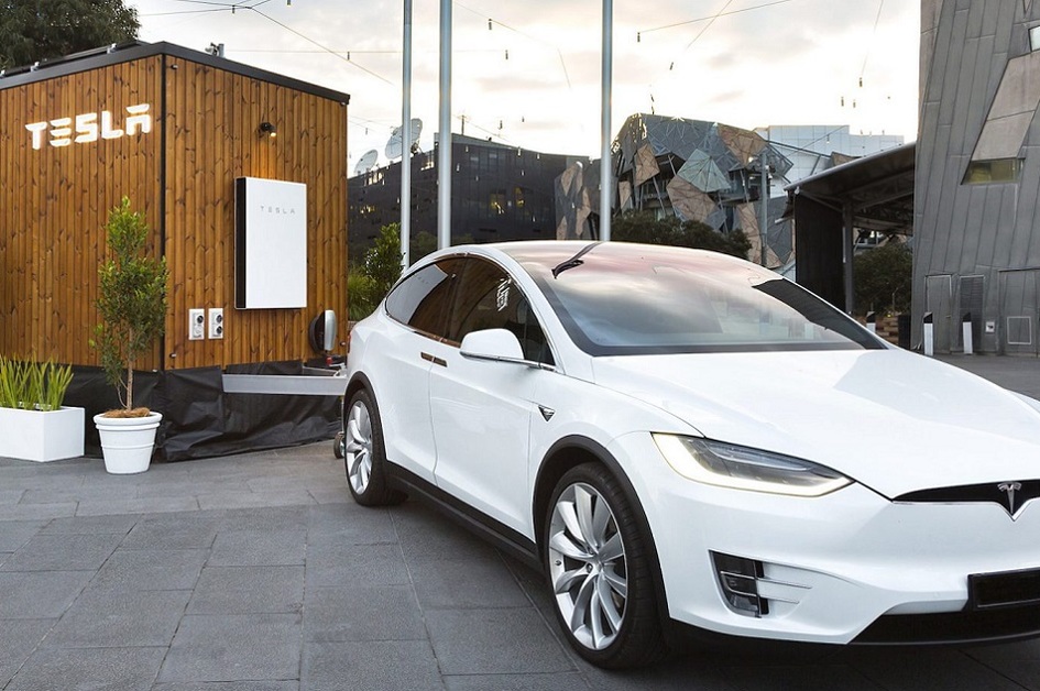 Tesla poslala Model X na turné po Austrálii. Tahá za sebou domek s baterií Powerwall