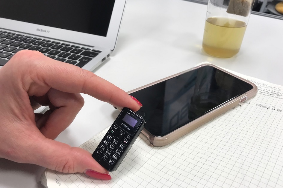 O nejmenší mobilní telefon současnosti je obrovský zájem. Není větší než palec