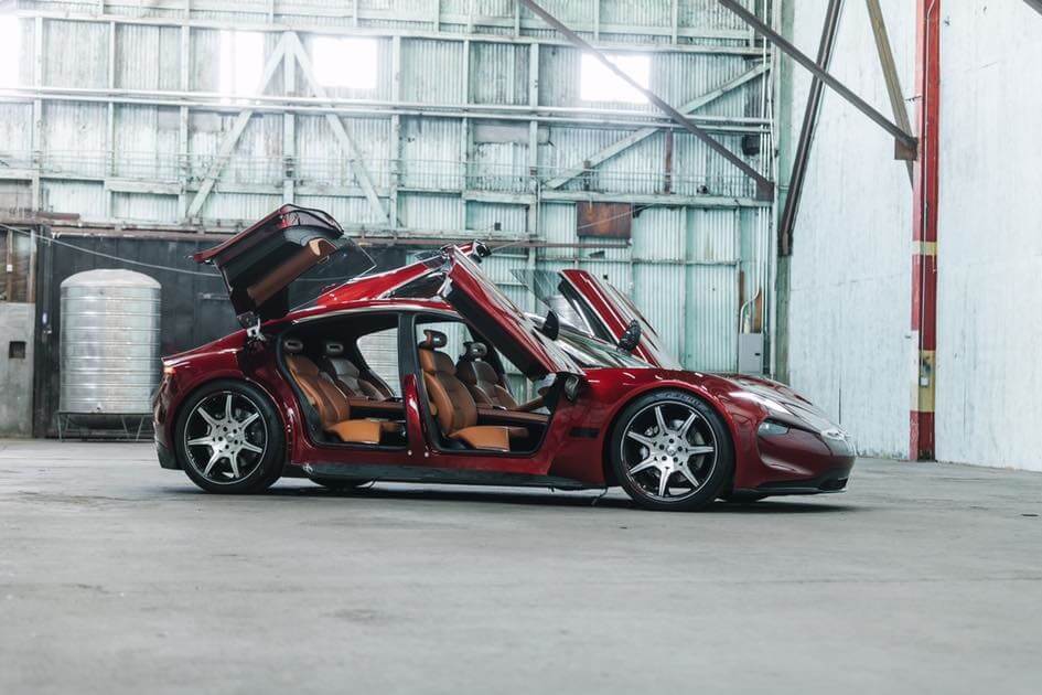 Henrik Fisker ukázal na CES 2018 „zabijáka Tesly“. Autu ale nefungovaly dračí dveře